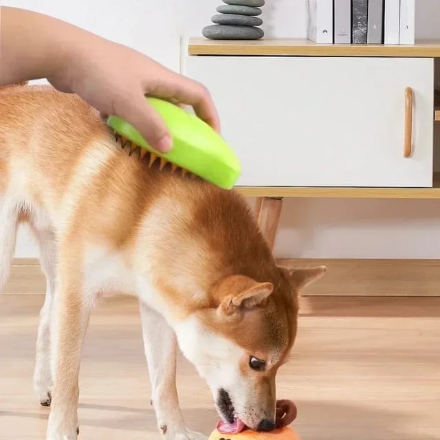 Cepillo de vapor autolimpiante para gatos en acción, retirando pelo de un gato mientras juega.